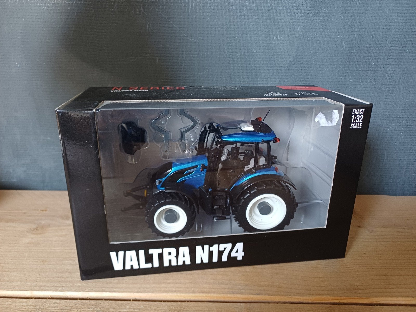 Valtra N174 schaalmodel 1:32 - Nieuw in doos, Overige merken, 1:32 tot 1:50, Overige typen, Nieuw