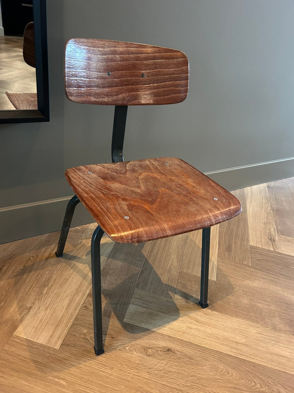 Retro bruin kinderstoeltje, Kinderen en Baby's, Kinderkamer | Tafels en Stoelen, Ophalen, Zo goed als nieuw, Stoel(en)