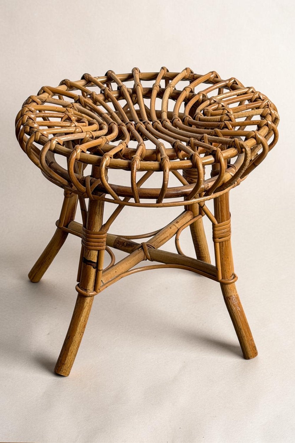 Franco Albini rieten kruk –rotan – vintage – zithoogte 42 cm, Ophalen of Verzenden, Zo goed als nieuw, Hout