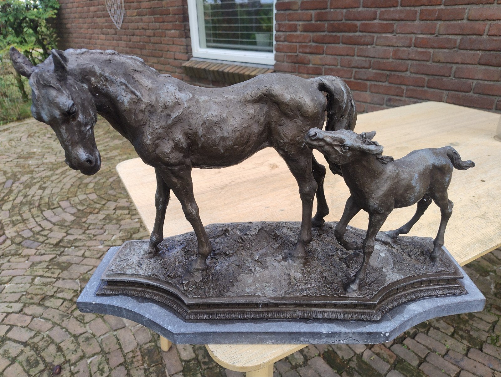 Bronzen beeld paard met veulen - 55 cm breed, 36 cm hoog, Antiek en Kunst, Kunst | Beelden en Houtsnijwerken, Ophalen