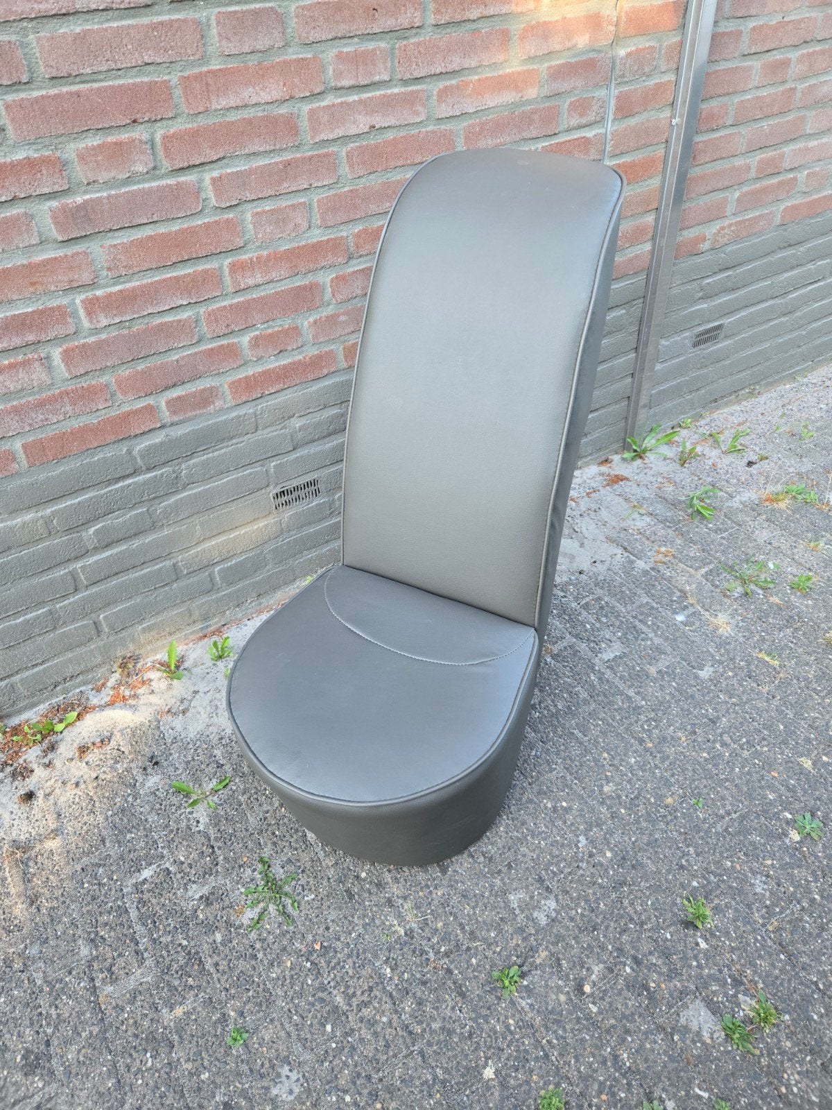 Unieke hakstoel Pumpstoel stoel Grijs leer - Design meubel, Huis en Inrichting, Stoelen, Ophalen, Gebruikt, Leer, Modern, Design, Uniek