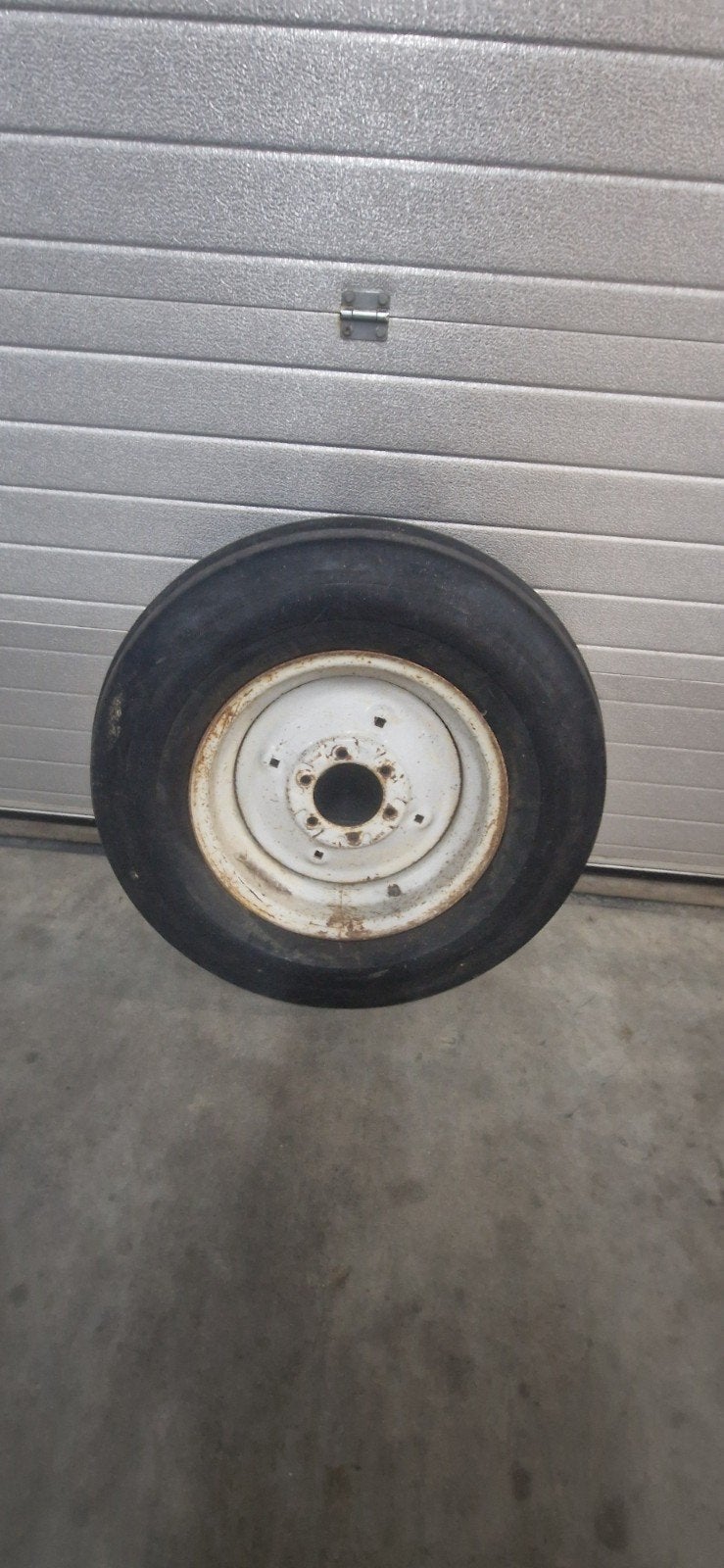 Trekker banden met ford velg, Ophalen