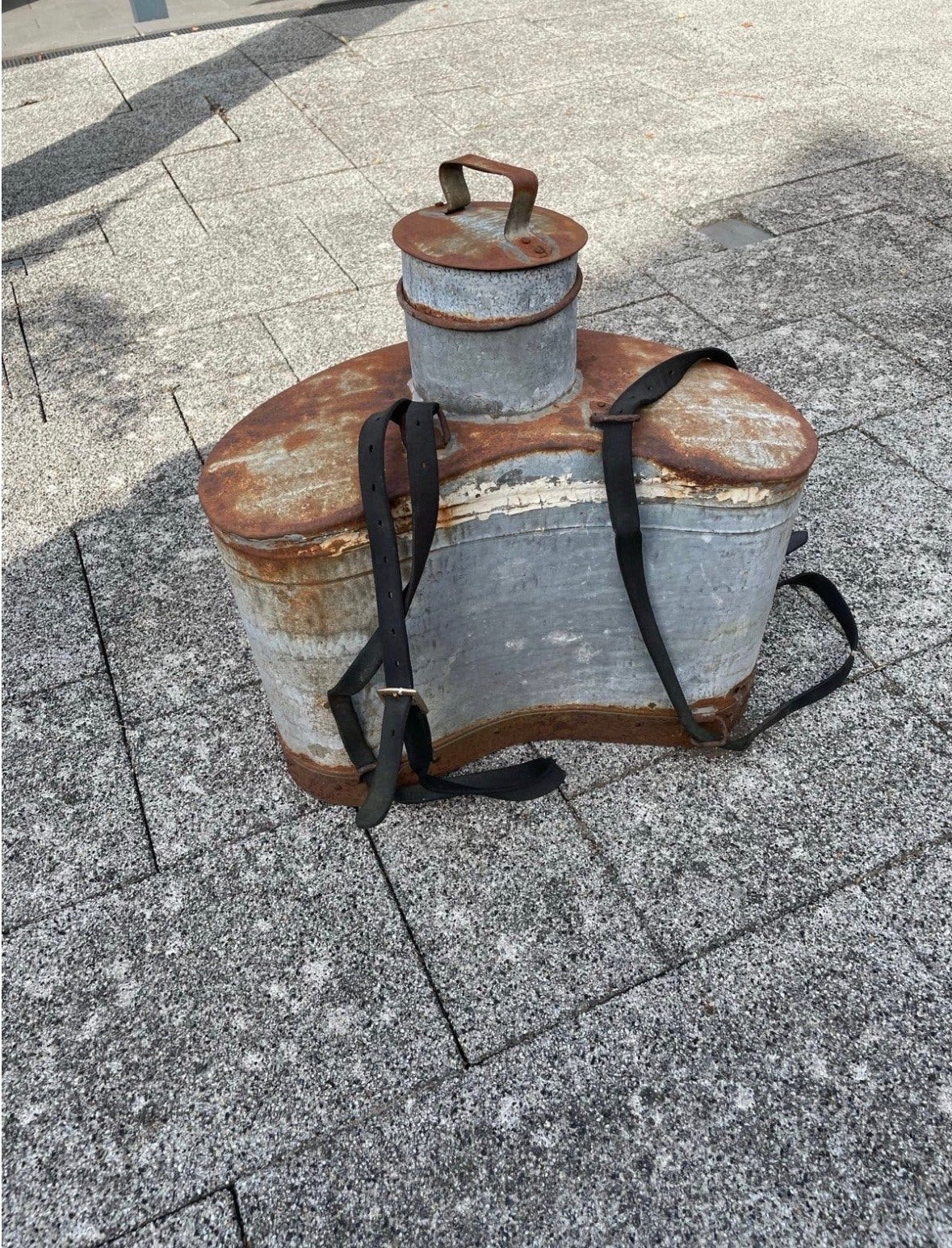 Antieke metalen rugspuit, Ophalen