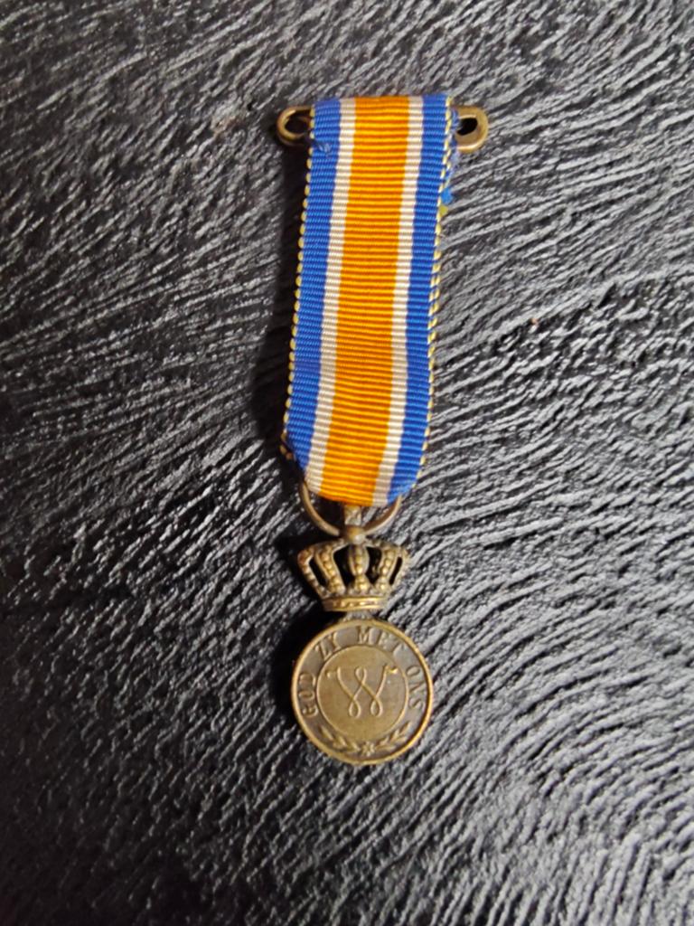 Miniatuur Ere medaille Orde Oranje Nassau, Ophalen of Verzenden, Landmacht, Nederland, Lintje, Medaille of Wings