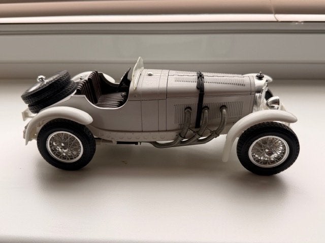 Bburago Mercedez Benz Geheel wit schaal 01:18, Hobby en Vrije tijd, Ophalen, Zo goed als nieuw, Auto, Bburago