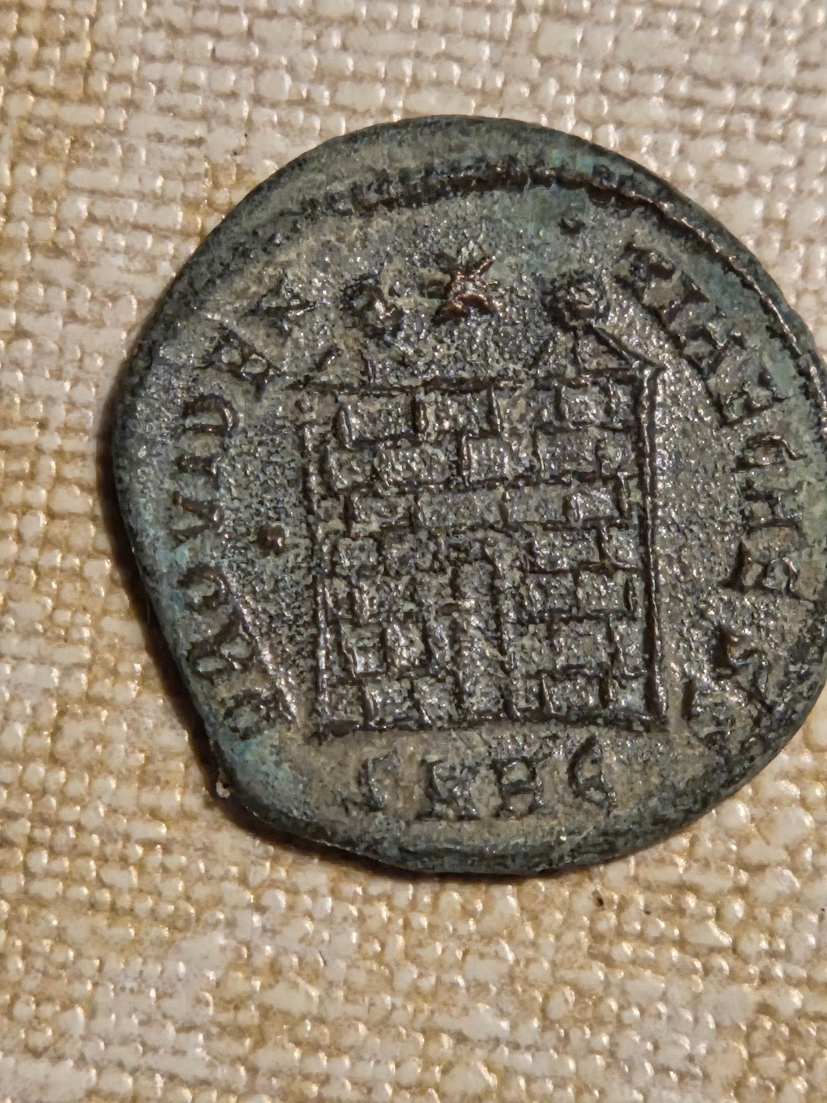 Romeinse munt: Constantijn I, Camp Gate, 330-335 n.Chr., Ophalen of Verzenden, Losse munt