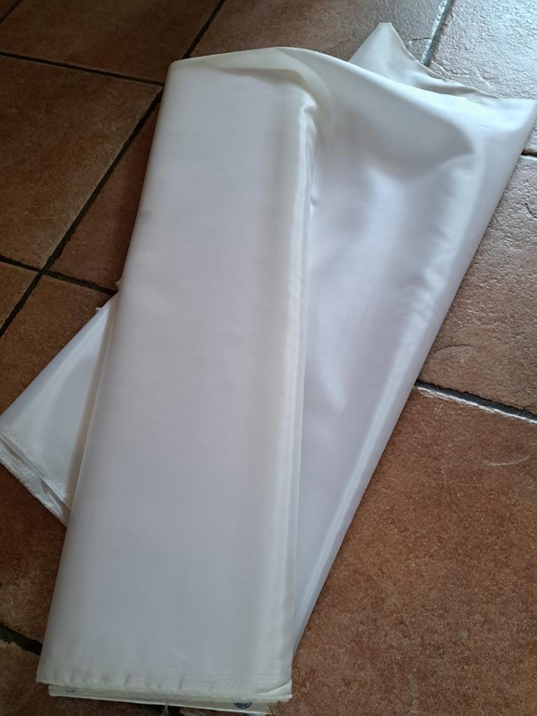 Nieuw Baal wit satijnen stof +/-8m bij 1.40cm, Kleding | Dames, Ophalen of Verzenden, Nieuw, Wit, Accessoires