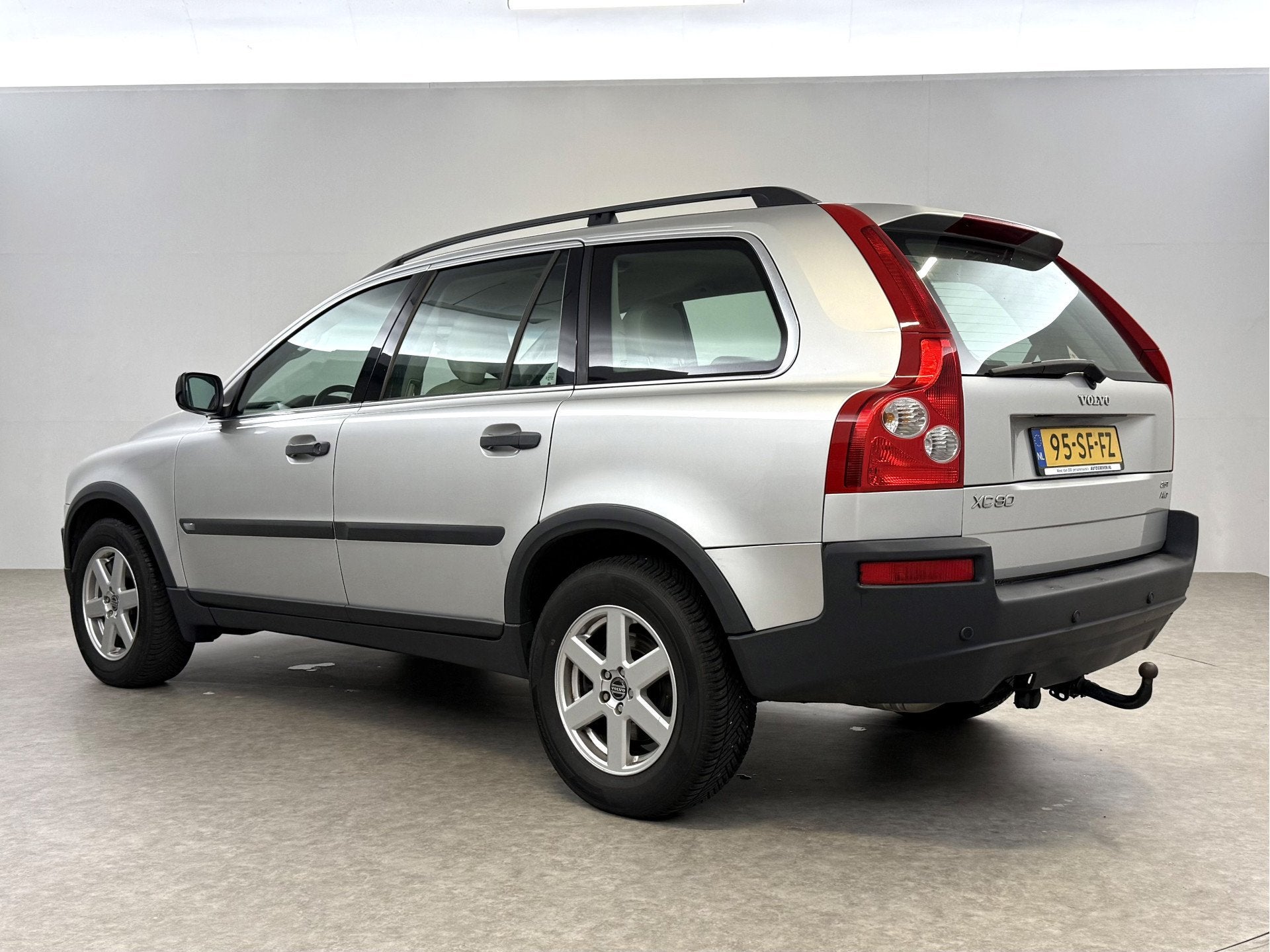 Volvo XC90 2.5 T Momentum 7p. | Export | Youngtimer | Clima, Auto's, Volvo, Automatische klimaatregeling, Gebruikt, 1991 kg, 7 stoelen