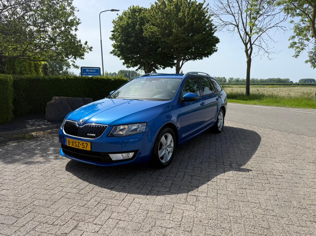 Skoda Octavia 1.6 TDI 81KW Combi ‘14 NAVI/CLIMA/TREKHAAK/NAP, Auto's, Skoda, Bedrijf, Octavia, ABS, Airbags, Airconditioning, Bluetooth