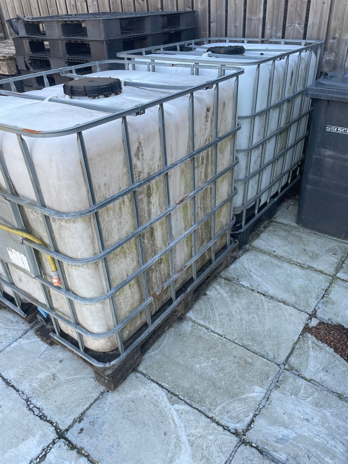 Twee gebruikte IBC containers van 1000 liter, Ophalen, Kunststof, Gebruikt, Met kraantje