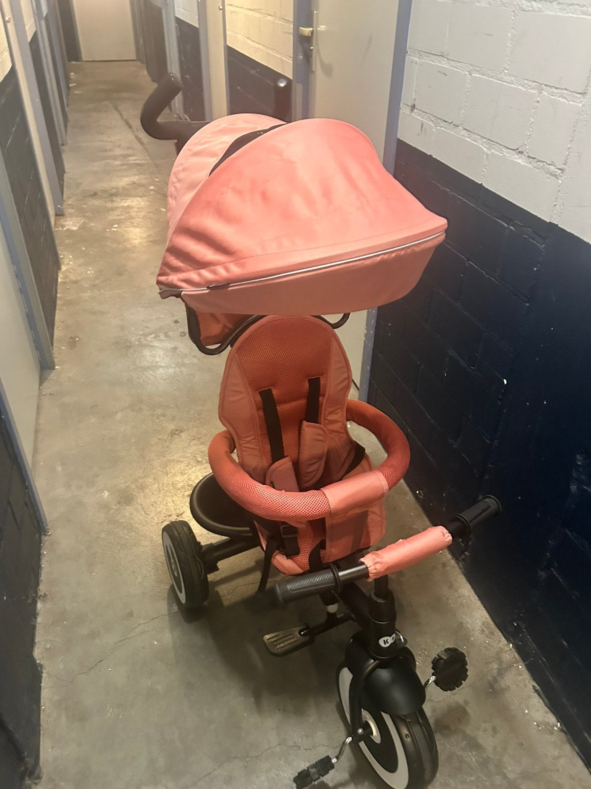 Kinderkraft driewieler met duwstang en zonneklep, Ophalen, Zo goed als nieuw