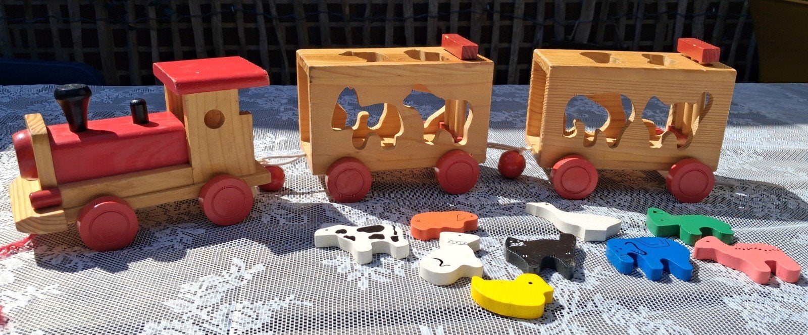 Vormentrein met dieren van hout . Locomotief met twee wagons, Ophalen of Verzenden, Gebruikt, Overige typen