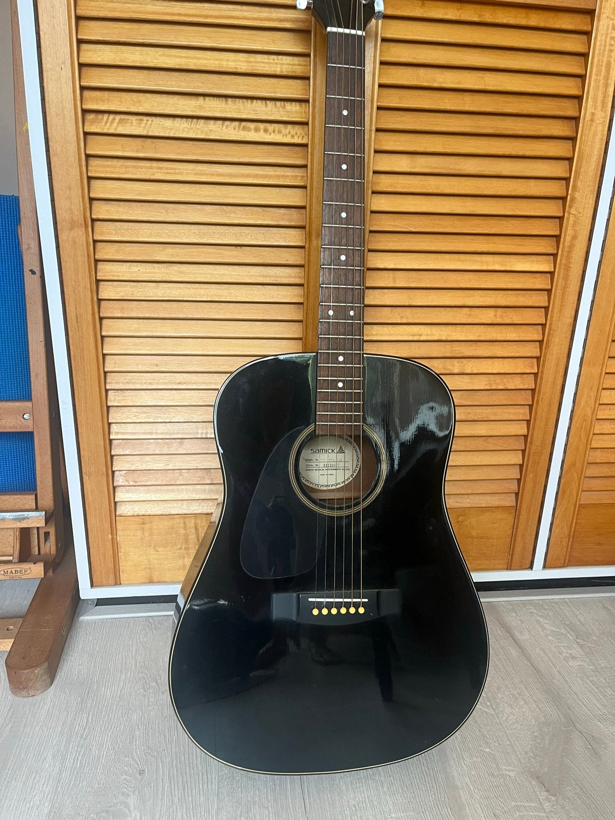 Linkshandige Samick SW 115B LH Western gitaar met hoes, Muziek en Instrumenten, Snaarinstrumenten | Gitaren | Akoestisch, Ophalen