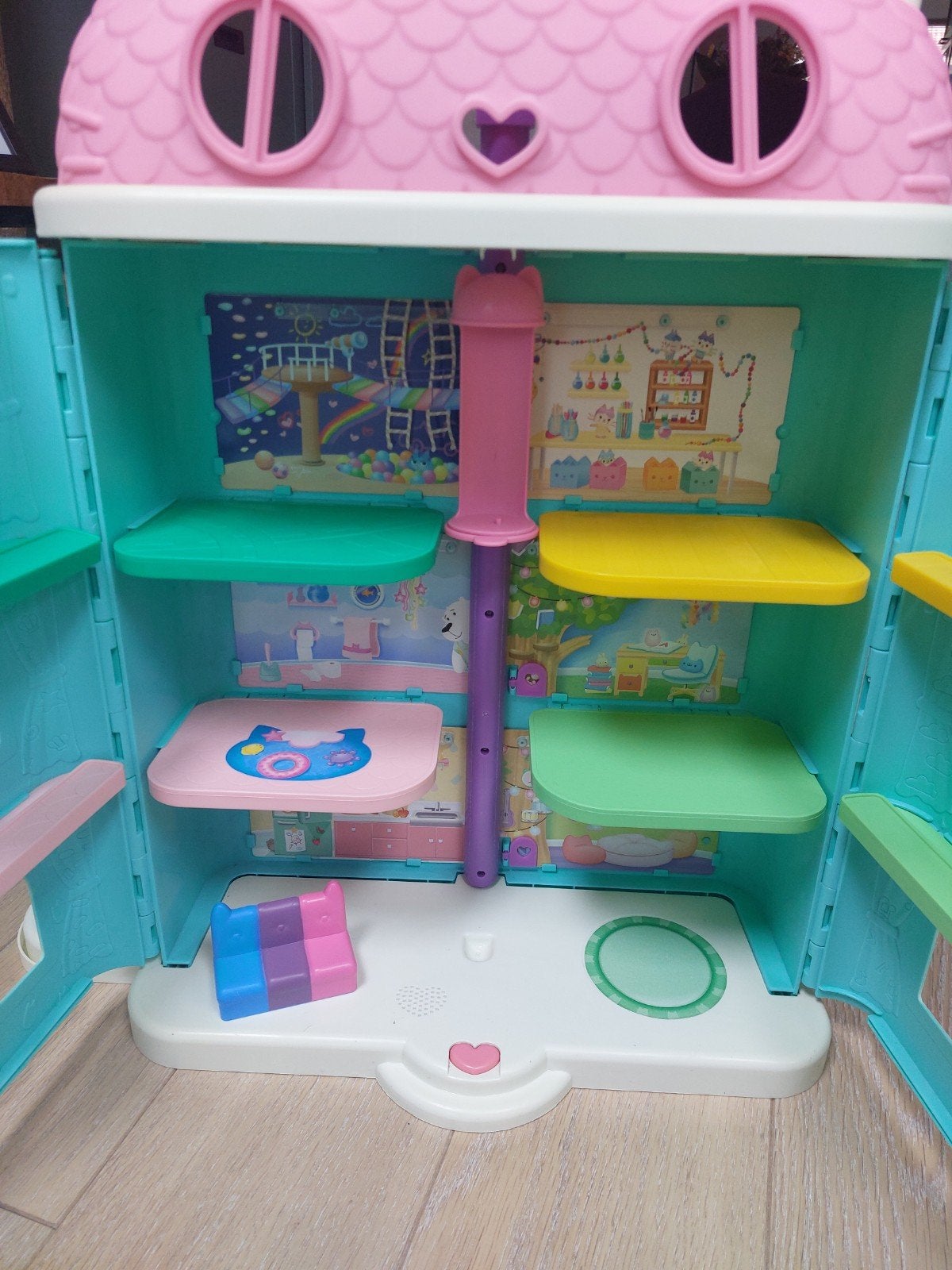 Gabby's poppenhuis, Ophalen
