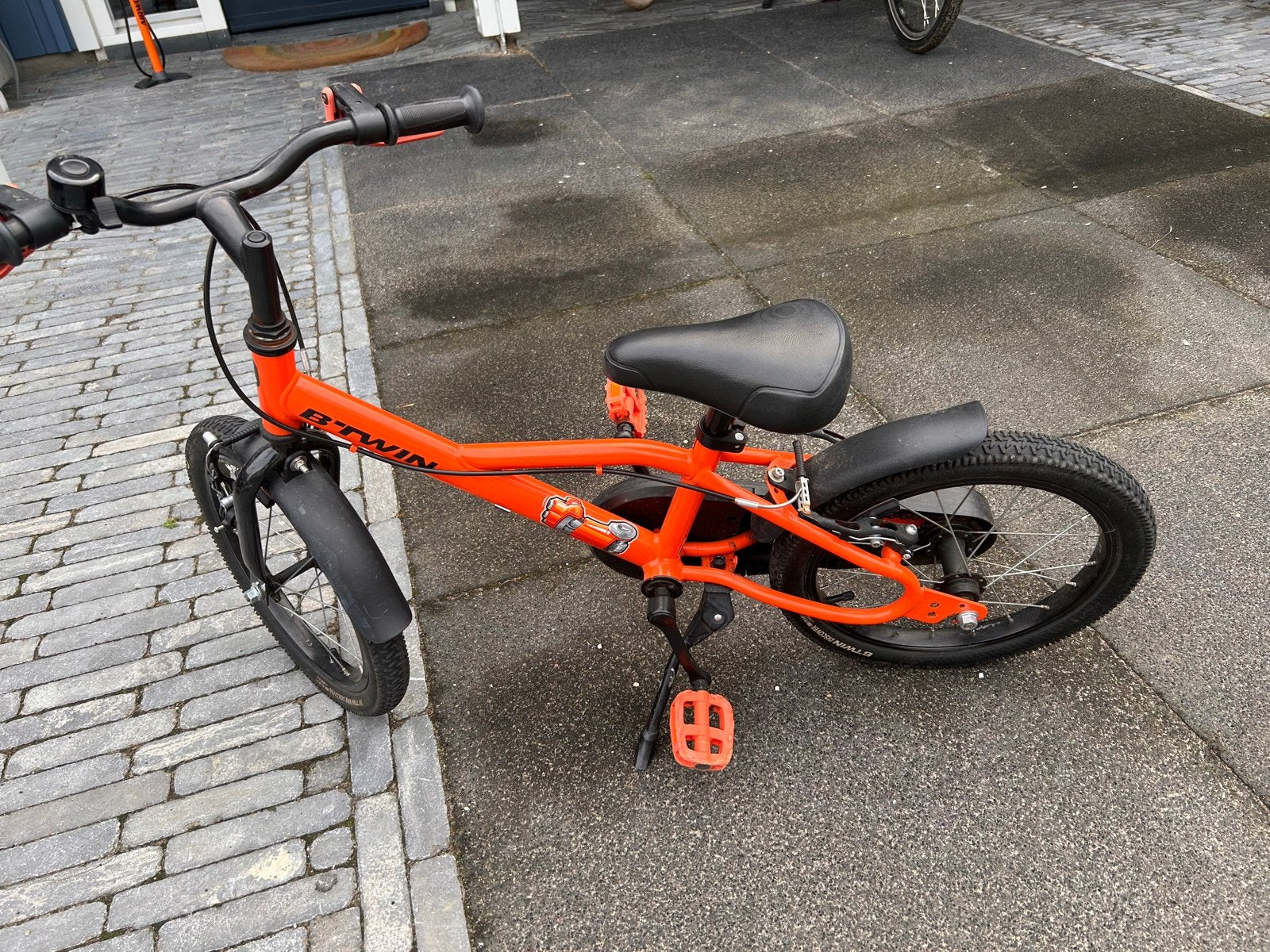 B'twin kinderfiets 16 inch oranje, Ophalen, Zo goed als nieuw, Velgrem, 16 tot 20 inch