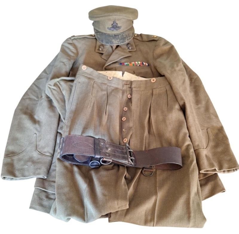 britse ww2 set  met een tunic/trousers/cap and belt, Ophalen of Verzenden, Engeland, Embleem of Badge