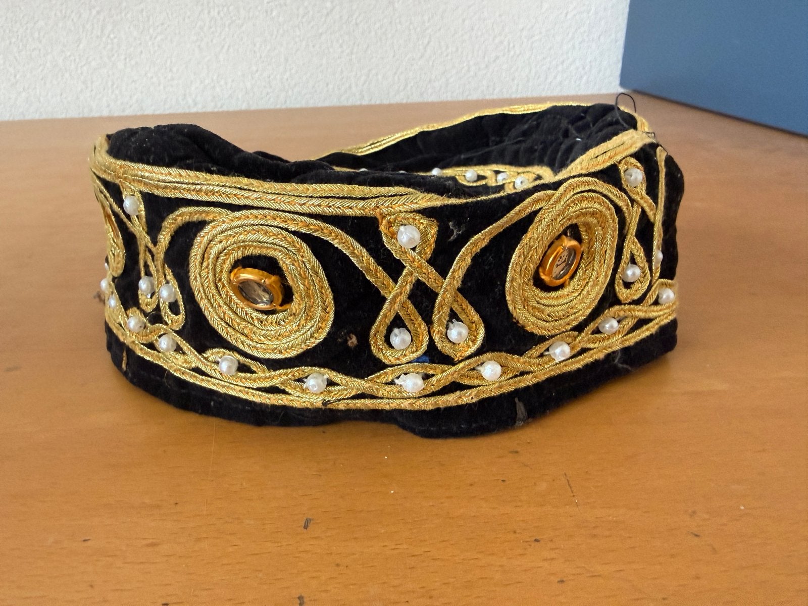 Vintage fluwelen muts met gouddraad en parels, Ophalen of Verzenden, Dames