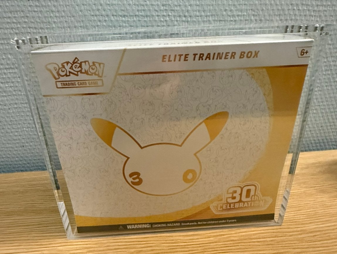 Pokémon ETB 30th anniversary celebrations(SEALED)+acryl case, Ophalen of Verzenden, Nieuw, Boosterbox, Foil