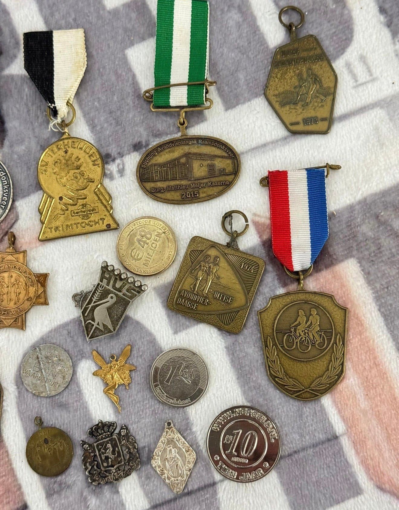 Diverse 22 medaille lintjes munten wielrennen vierdaagse ect, Ophalen of Verzenden, Overige materialen, Nederland