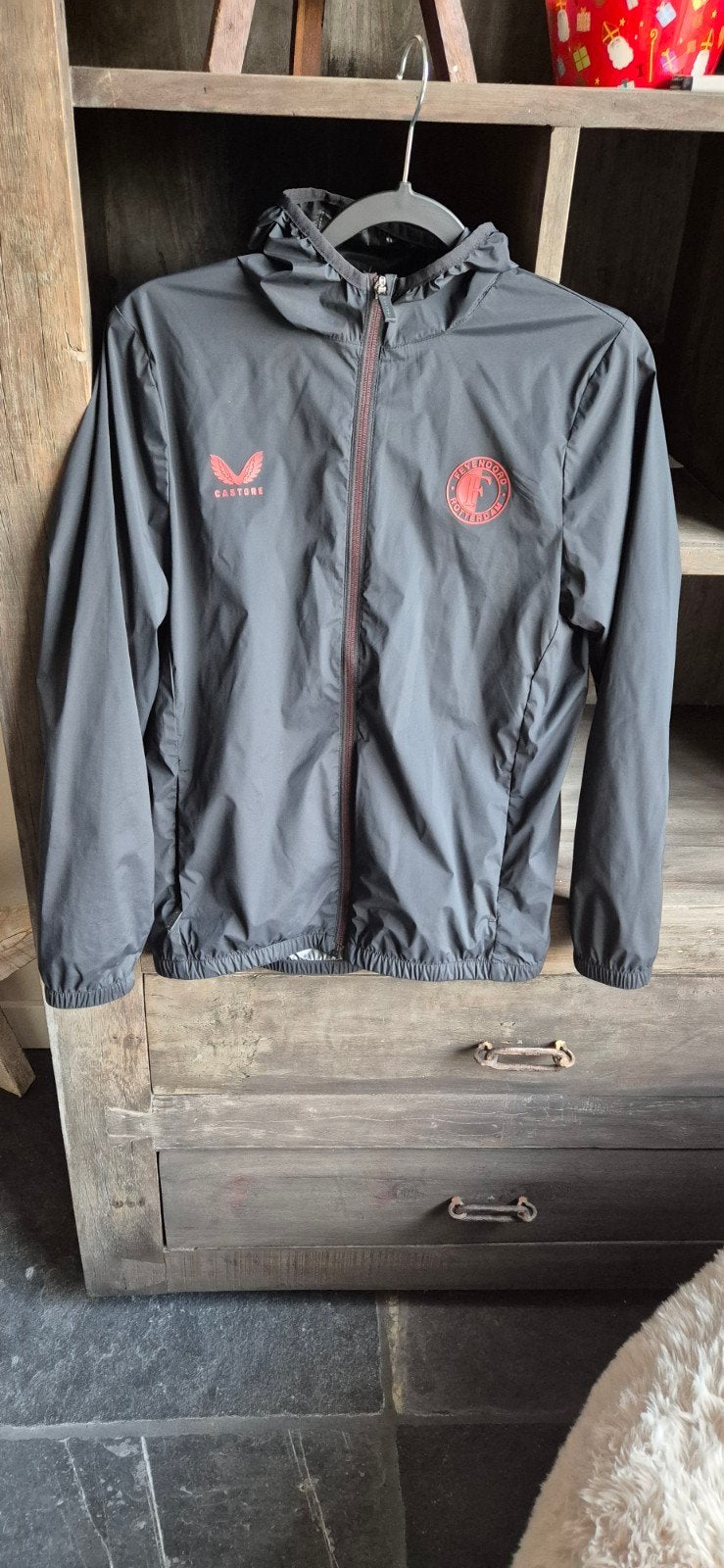 Feyenoord Castore regenjas/windjack zwart - Maat 164, Ophalen of Verzenden, Zo goed als nieuw, Jongen of Meisje, Jas