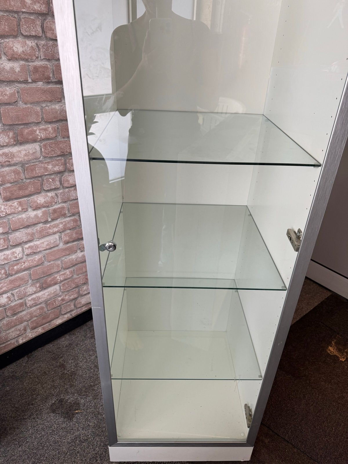 Glazen vitrinekast met slot en planken, Ophalen, Minder dan 50 cm, Gebruikt, Glas