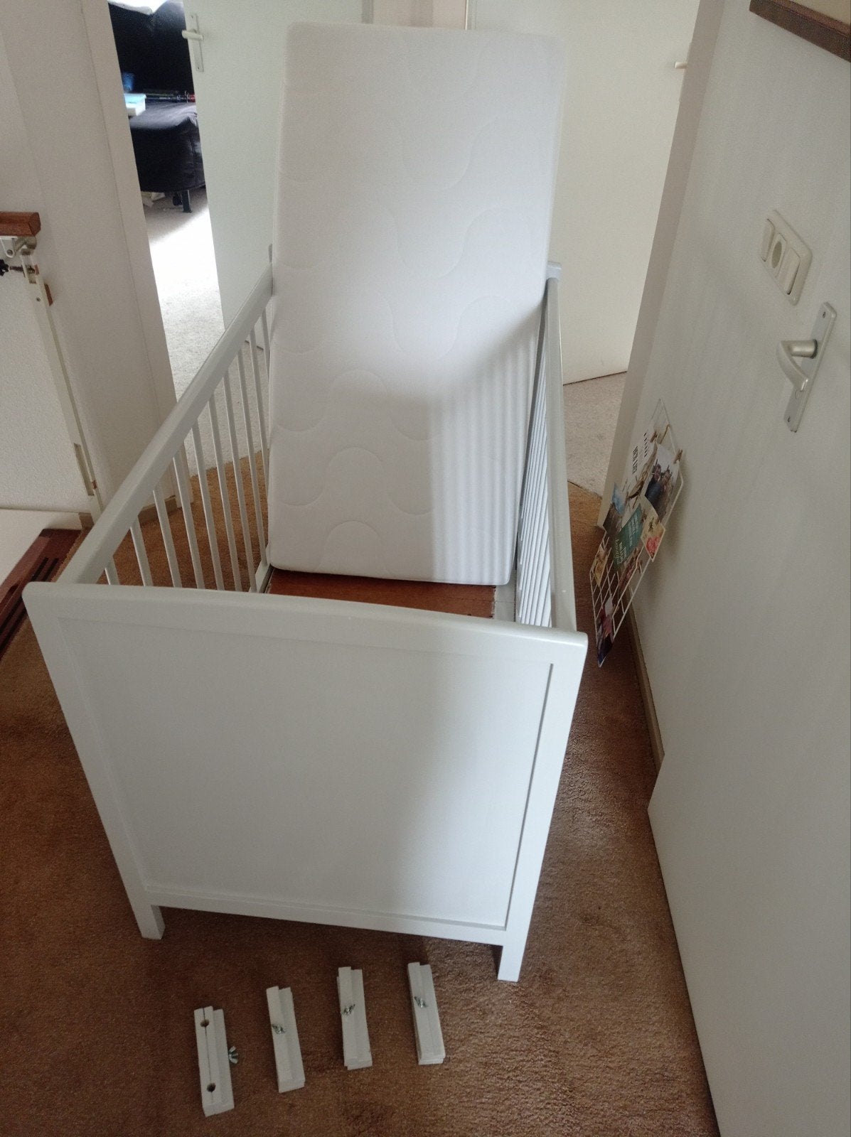 Net ledikantje met verstelbare bodem en baby matras, Ophalen, Zo goed als nieuw, Wit, Verstelbaar