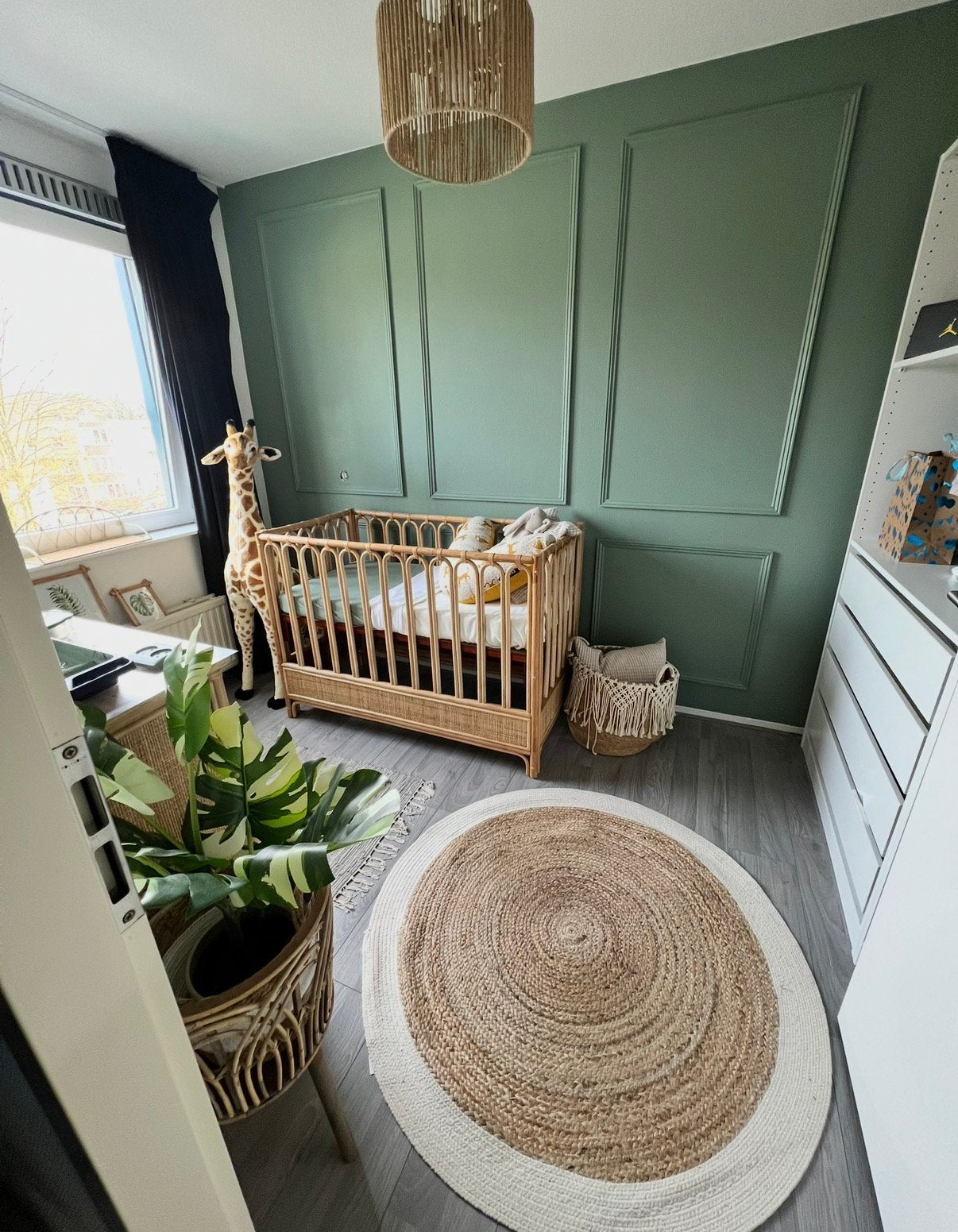 BOHO RAINBOW ROTAN BABYKAMER LEDIKANT + COMMODE SET, Ophalen, Zo goed als nieuw, Jongetje of Meisje