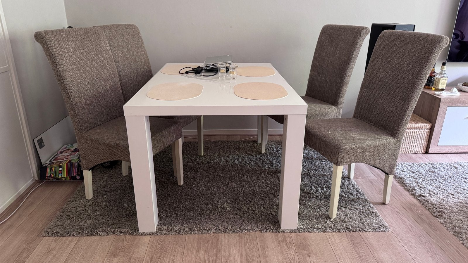 Eettafel met 4 stoelen - Modern en comfortabel, Huis en Inrichting, Ophalen, Gebruikt, 4 tot 6 stoelen
