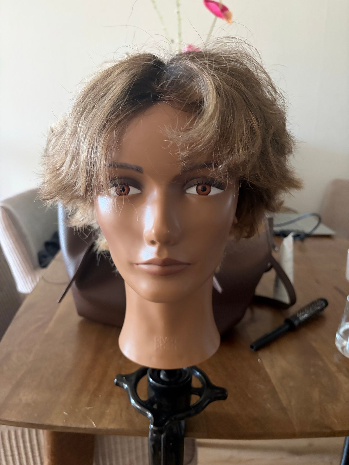Pruik op standaard - Blond kort haar, Ophalen, Zo goed als nieuw, Pop