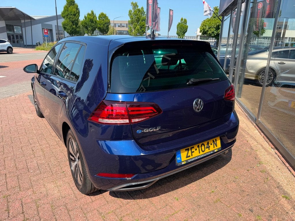 Volkswagen E-Golf E-Golf AUT|NAVI|Leder|CAM|ACC|SOH 87,05%, Auto's, 136 pk, Gebruikt, 35 kWh, Grijs