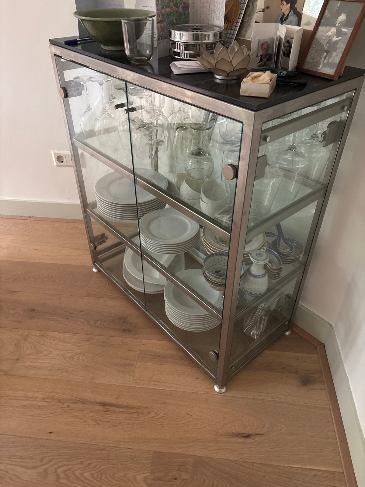 Glazen vitrinekast met metalen frame en planken, Huis en Inrichting, Kasten | Vitrinekasten, Ophalen, 100 tot 150 cm, 50 tot 100 cm