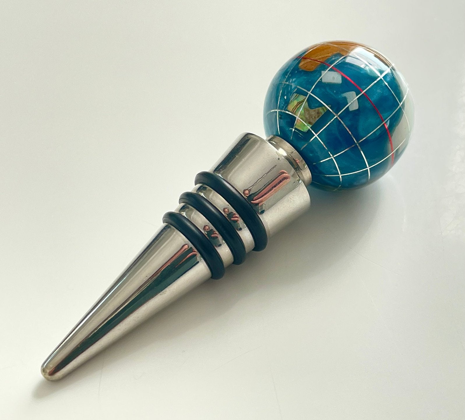 Flessenstop in de vorm van een wereldbol met halfedelstenen, Antiek en Kunst, Kunst | Designobjecten, Meerkleurig, 9 cm, Ophalen of Verzenden