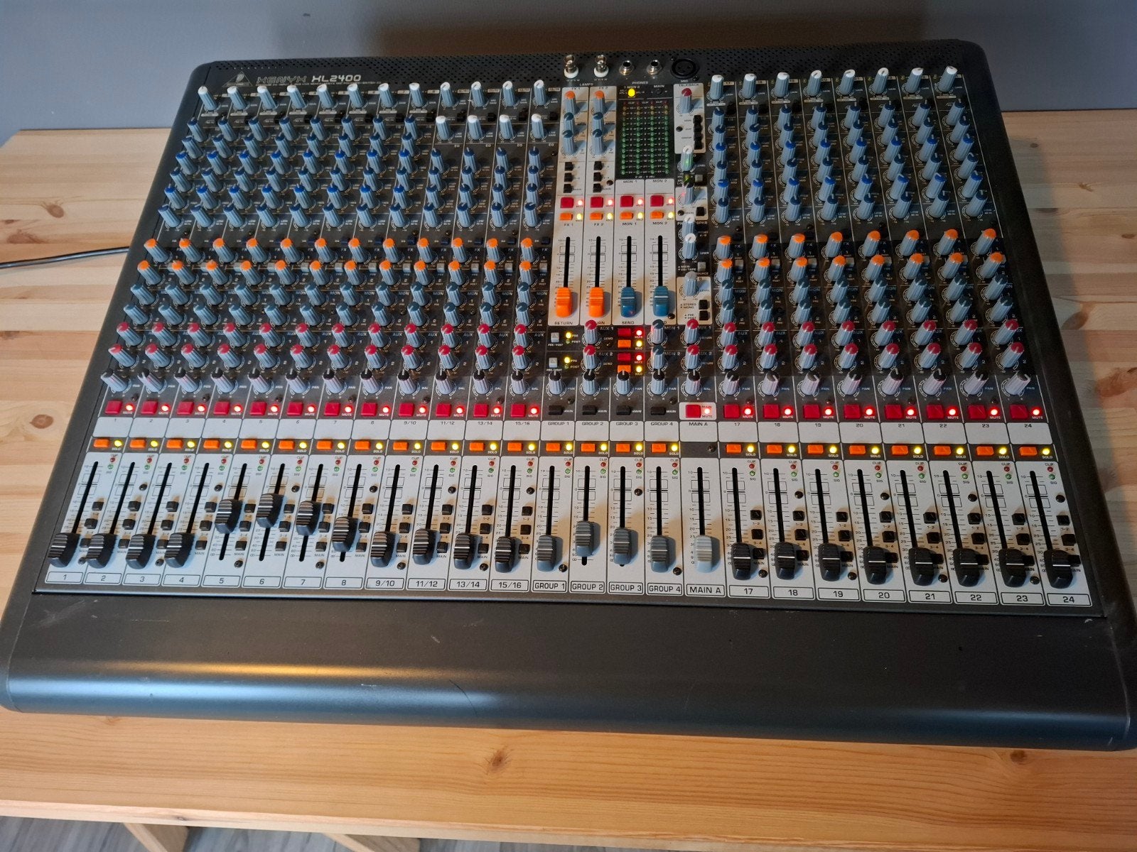 Behringer XenyX  XL2400, Ophalen, Zo goed als nieuw, 20 kanalen of meer, Microfooningang