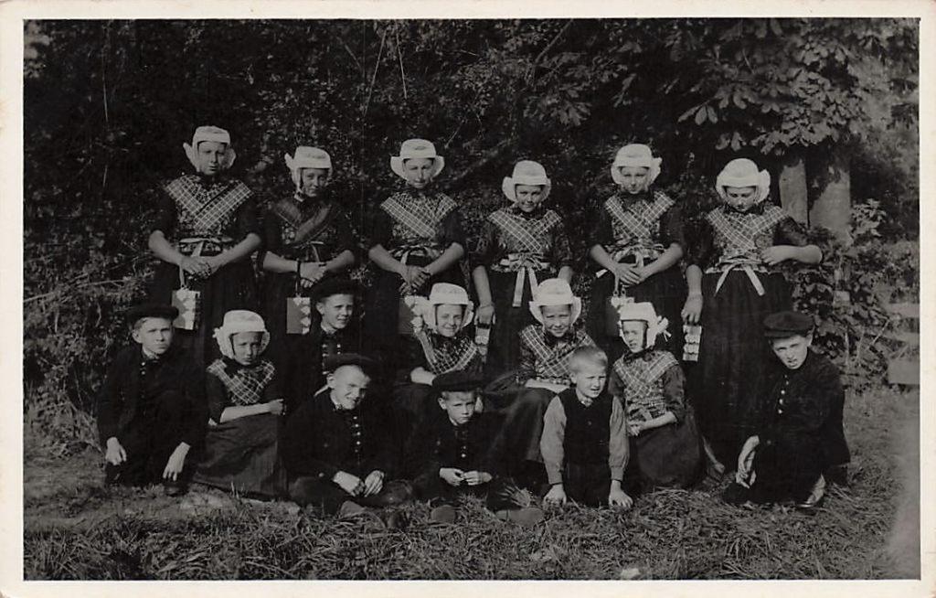 V893 Zeeland Klederdracht FOTOKAART Walcheren ?, Verzamelen, Ansichtkaarten | Nederland, Ophalen of Verzenden, 1920 tot 1940, Zeeland