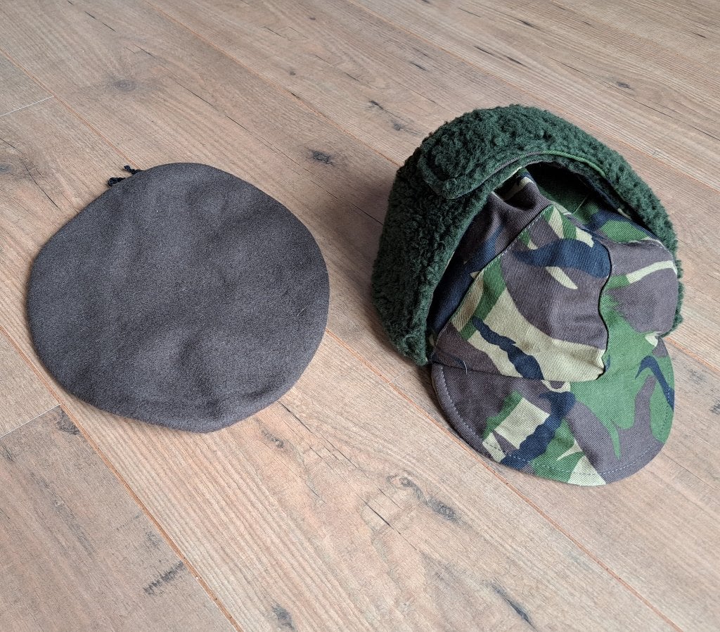 Pet winter Woodland en baret, Verzamelen, Militaria | Algemeen, Ophalen of Verzenden, Landmacht, Nederland, Helm of Baret