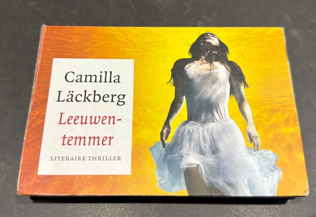 Camilla Läckberg - De leeuwentemmer | Dwarsligger, Boeken, Thrillers, Zo goed als nieuw, Scandinavië, Ophalen of Verzenden