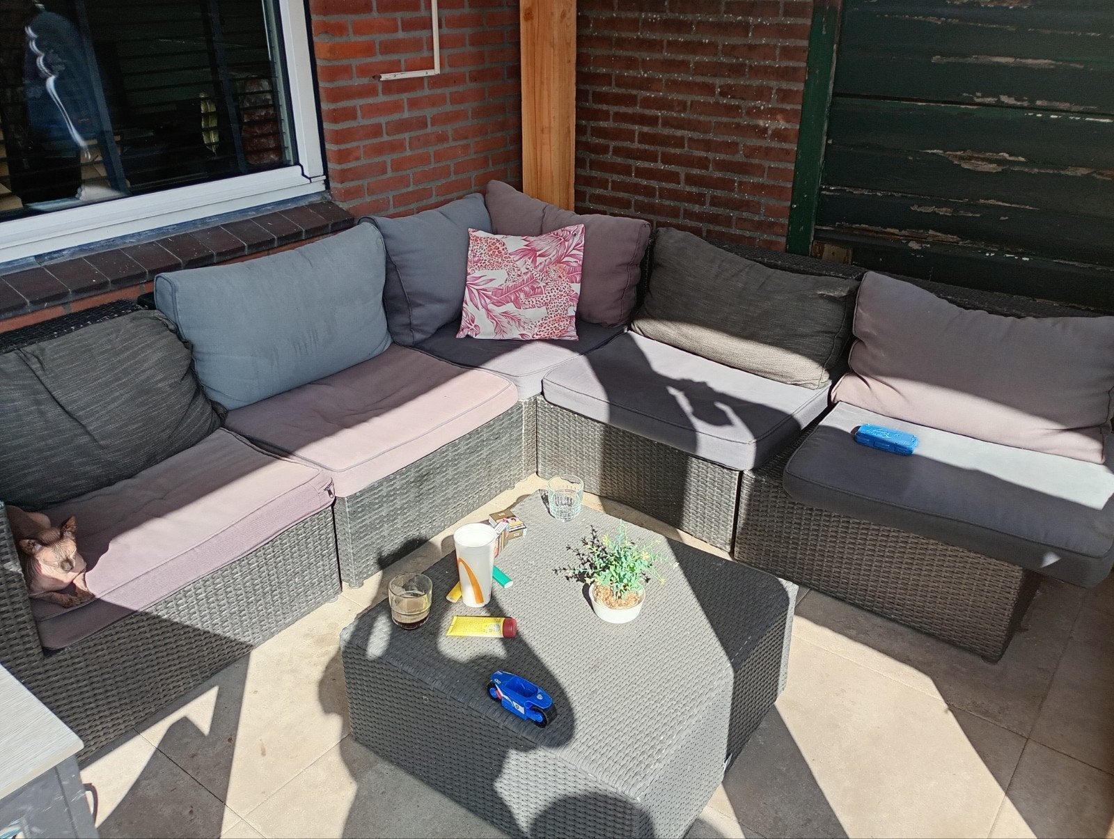 Comfortabele loungeset met kussens en salontafel, Ophalen, Gebruikt, 5 zitplaatsen, Loungeset