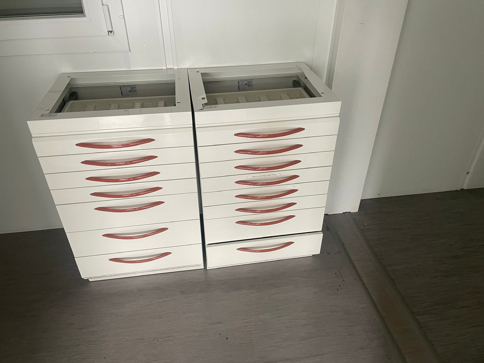 Tekoop dental kastjes, Ophalen, Zo goed als nieuw, 25 tot 50 cm, Minder dan 100 cm