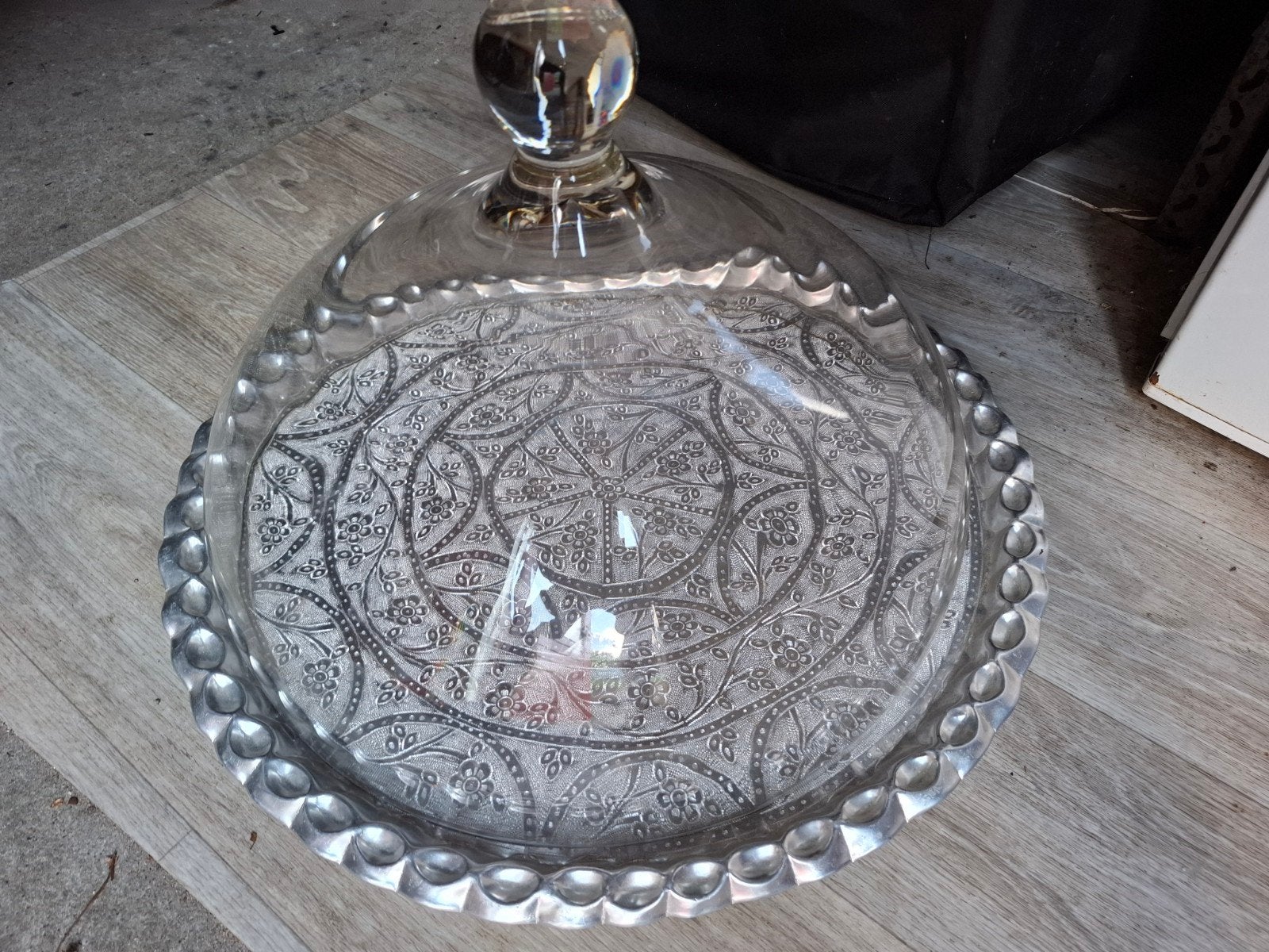 Te Koop, Glazen stolp met aluminium schaal - 53 cm doorsnede, Antiek en Kunst, Ophalen