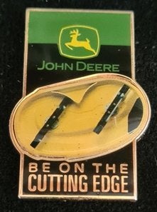 John Deere Be On The Cutting Edge pin, Verzamelen, Speldjes, Pins en Buttons, Verzenden, Nieuw, Transport, Speldje of Pin