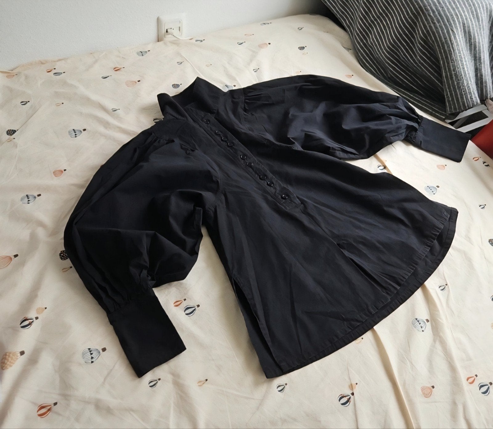 Gothic Zwarte blouse met pofmouwen en opstaande kraag, Zwart, Ophalen of Verzenden, Zo goed als nieuw, Vintage