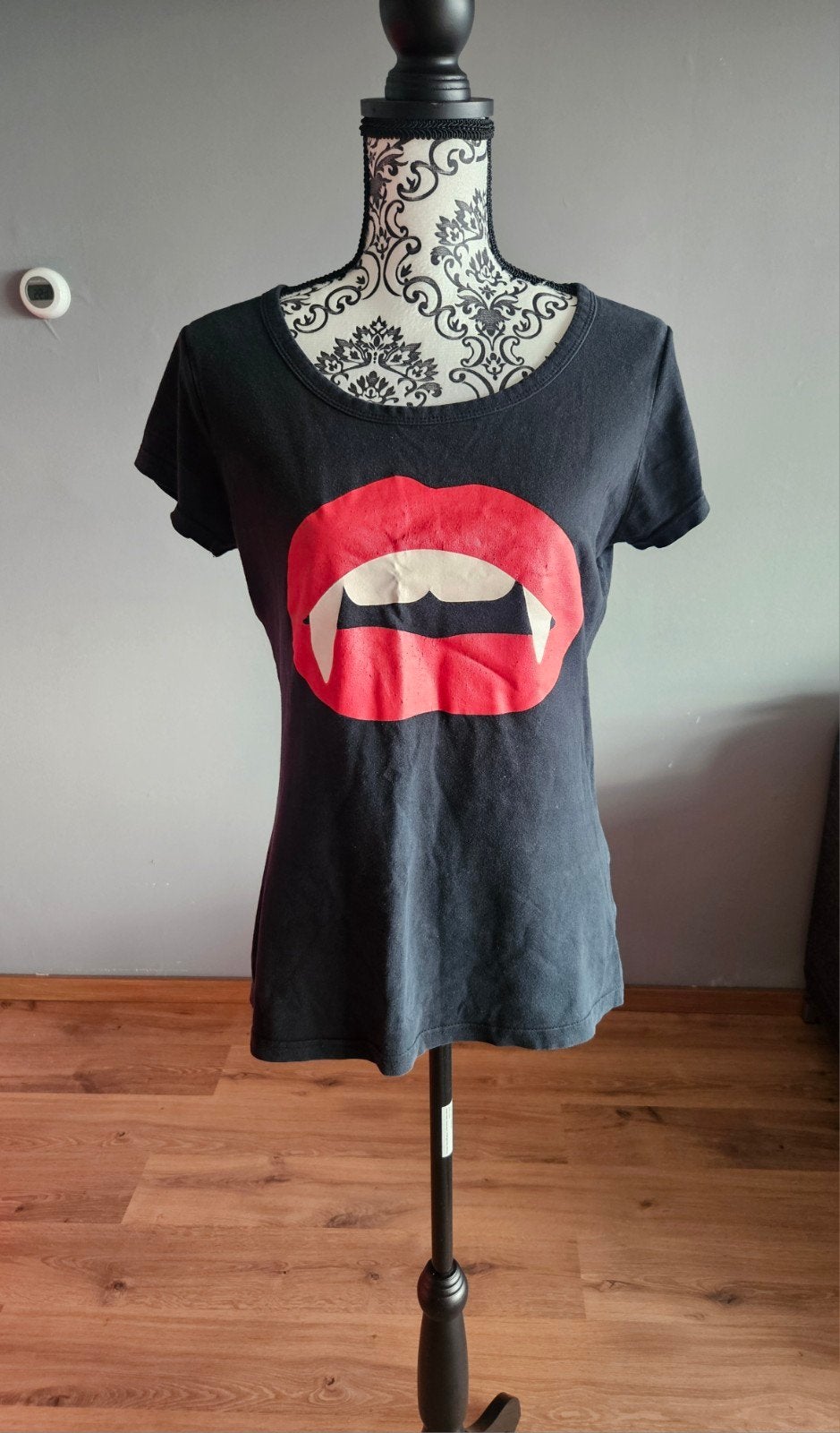 2-Bizzy Zwart Vampier T-shirt met Rode Lippen - Maat M, Kleding | Dames, Maat 38/40 (M), 2-Bizzy, Zwart, Ophalen of Verzenden