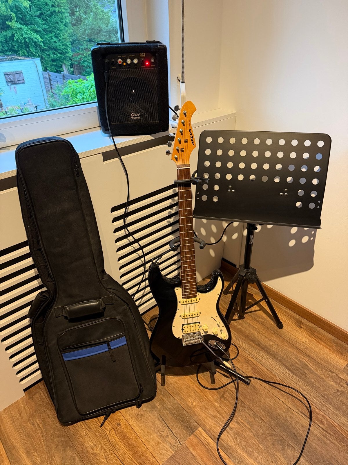 Aria STG-series elektrische gitaar met versterker en accesso, Overige merken, Gebruikt, Met versterker, Ophalen of Verzenden