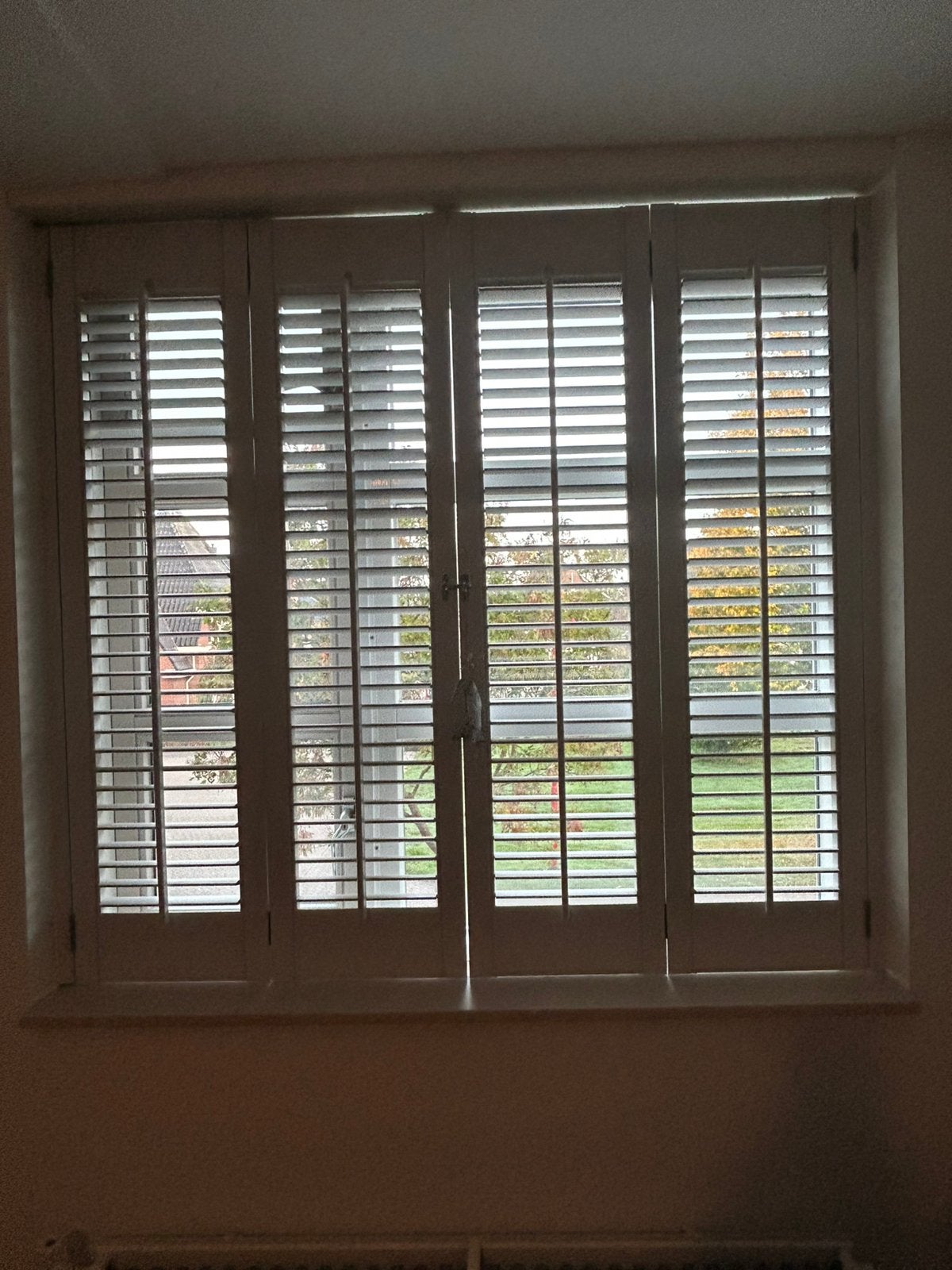 Licht grijze houten shutters in 4 delen, Ophalen, Overige merken, Inclusief montageonderdelen, Hout