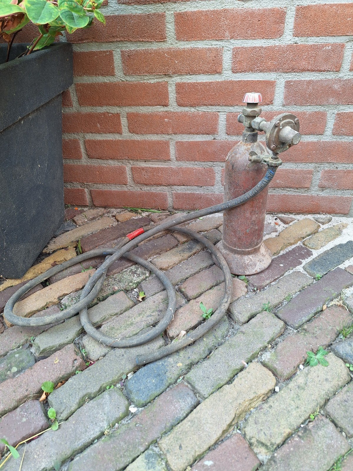 Oude gasfles met slang en drukregelaar, Ophalen, Gebruikt