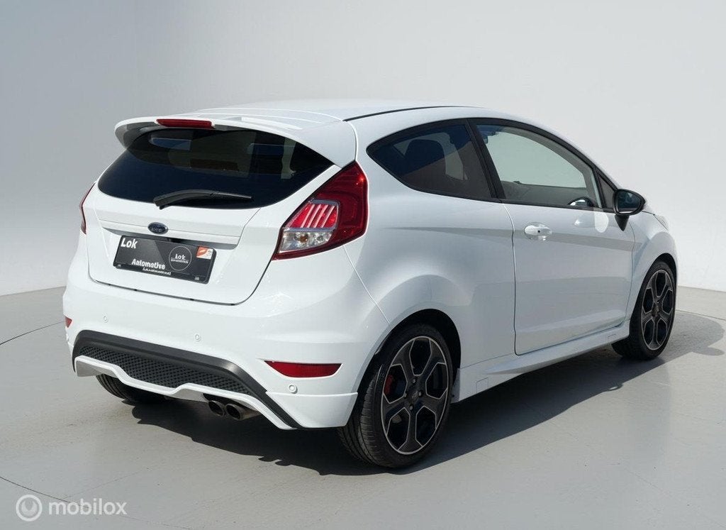 Ford Fiesta 1.6 ST200 LED|CAMERA|AIRCO|NAVI|LEDER|200PK, Auto's, Voorwielaandrijving, 1596 cc, 1063 kg, Gebruikt