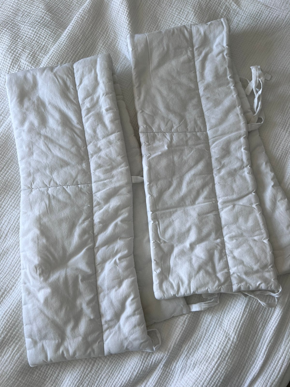 2x Baby bedomrander/bedbumper wit, Kinderen en Baby's, Ophalen of Verzenden, Zo goed als nieuw, Kleed of Kussen