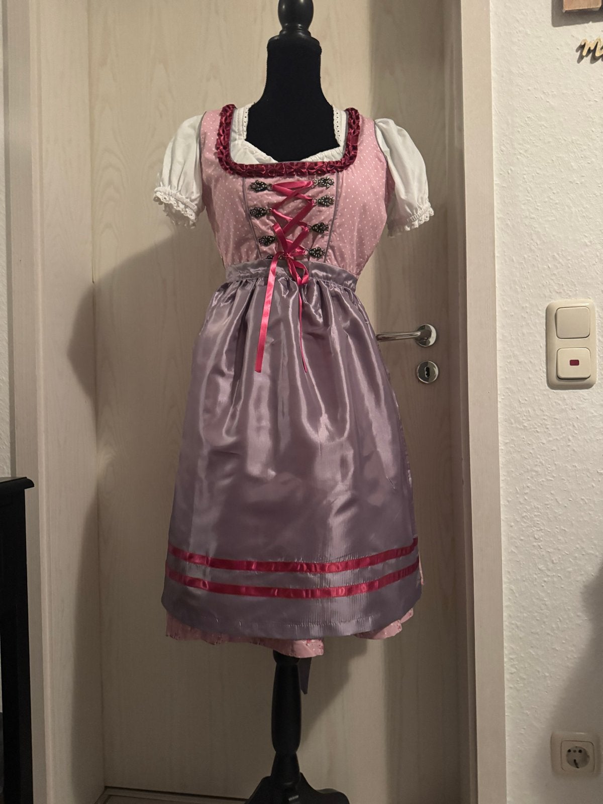 Roze Dirndl Jurk met Paarse Schort, Kleding | Dames, Carnaval, Ophalen of Verzenden, Zo goed als nieuw, Kleding