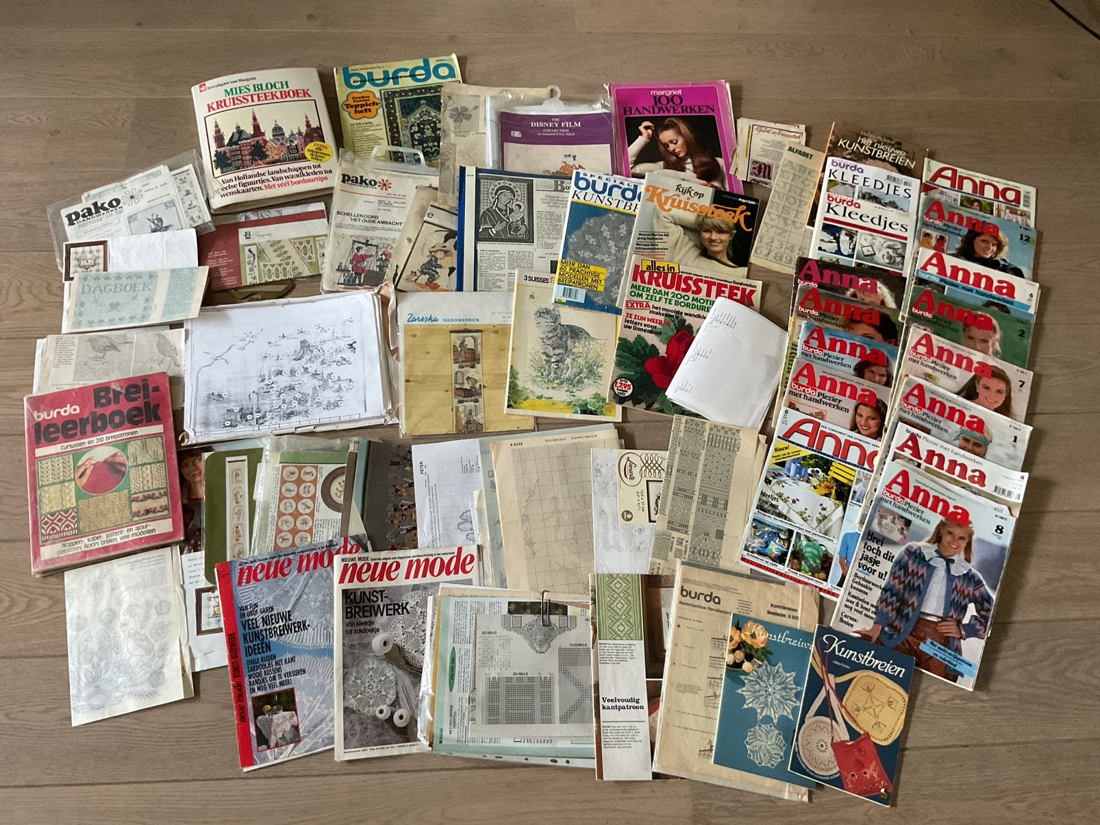 Doos oude patronen en boeken voor breien, haken en borduren!, Ophalen of Verzenden, Gebruikt, Breien of Haken, Patroon of Boek