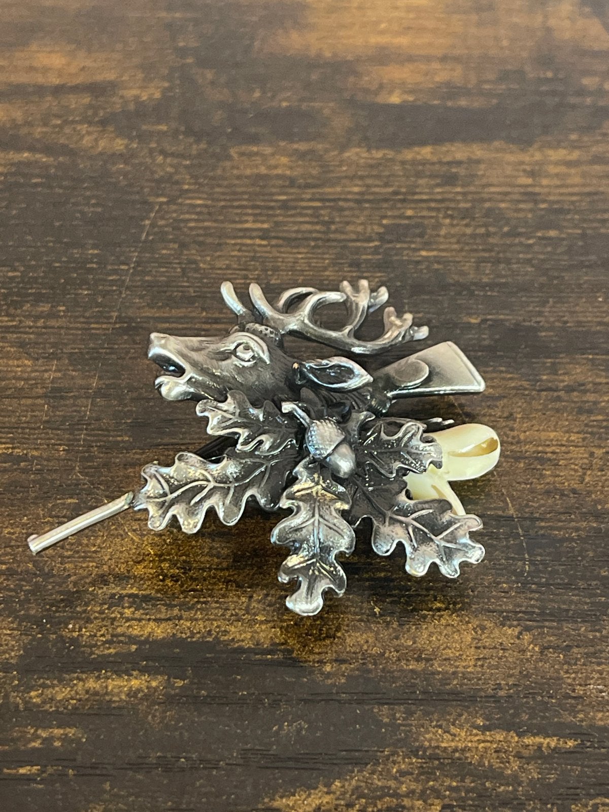 Vintage Hertenkop Broche met Eikenbladeren en Gewee, Ophalen of Verzenden, Gebruikt, 4 tot 7 cm, Overige materialen